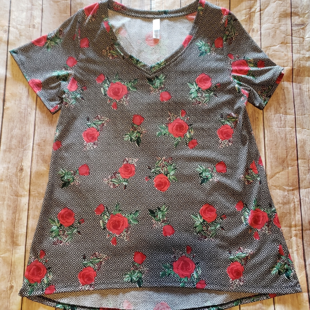 Large Lularoe Christy vneck'red roses, black and white. Perfect for Valentine's!